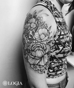 tatuaje-brazo-flores-2-logia-barcelona-pablo-sequeira 